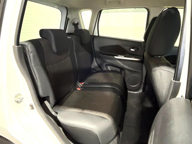 後部座席も気になるようなキズ・汚れやへたり等、大きなダメージはなく、良好な状態です。