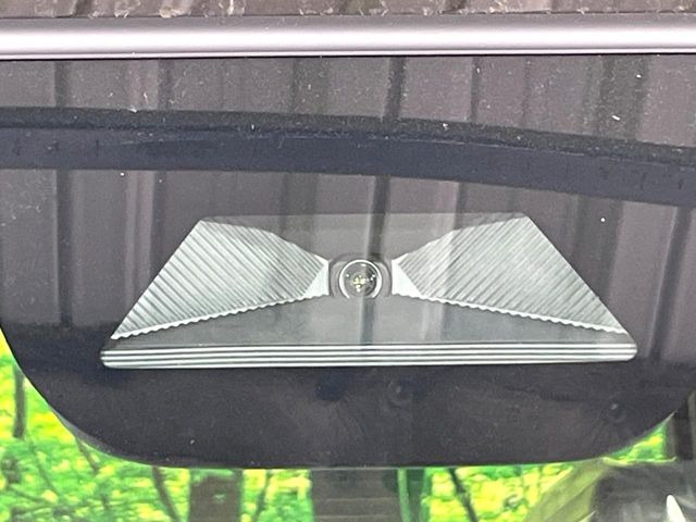 【ホンダセンシング】走行中に前方の車両等を認識し、衝突しそうな時は警報とブレーキで衝突回避と被害軽減をアシスト。より安全にドライブをお楽しみいただけます。