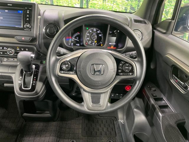 �C���e���A�ɍ��킹���f�U�C���̃X�e�A�����O�́A�^�]�������̂��Ƃ��l���A�^�]���₷���`��A�傫���ł��B�����x�A���ۂɐG���Ă��m���߂��������B