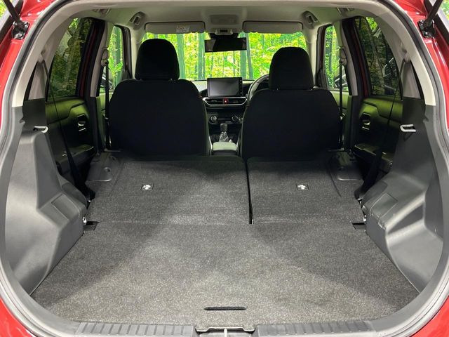 ���i�̂���������ʋ΁A���}���ɏ\���ȉ׎��X�y�[�X���m�ۂ��Ă���܂��B�Z�J���h�V�[�g��|���ƁA�傫�ȉו��̐ύڂ��\�ł���