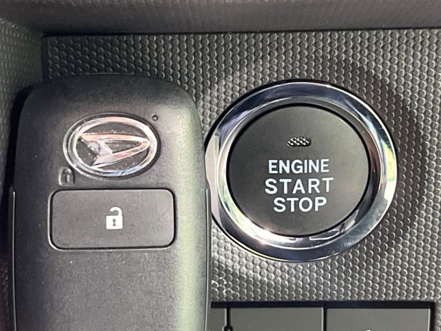 【キーフリーシステム】カバンやポケットに入れたままでもドアの施錠・解錠が可能なスマートキーを装備。エンジンのオン・オフ時もカギを取り出す必要が無いからとっても便利です♪