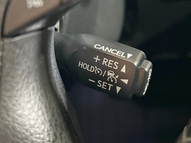 【レーダークルーズコントロール】高速道路での長距離走行が楽に!!自動で速度を保つクルーズコントロールが、衝突軽減システムと連携し、前方の車両を感知して車間を保つように速度調節してくれます!!