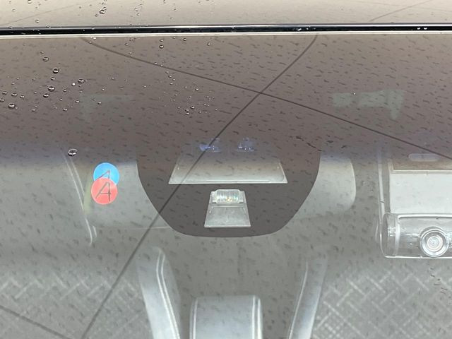 【シティブレーキアクティブシステム】低速走行中に前方の車両等を認識し、衝突しそうな時は警報とブレーキで衝突回避と被害軽減をアシスト。より安全にドライブをお楽しみいただけます。