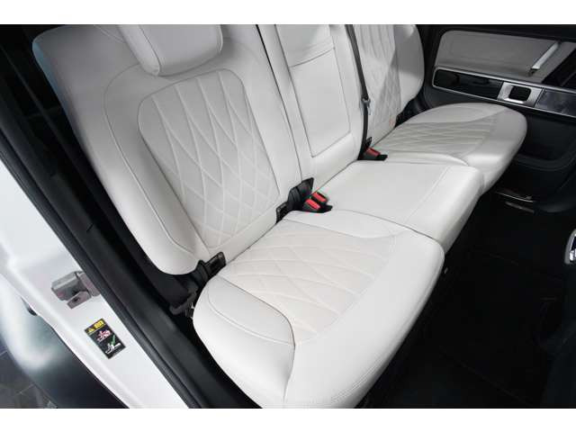 後席は狭いと思われがちですが、足元・高さとも十分なスペースを確保しています。