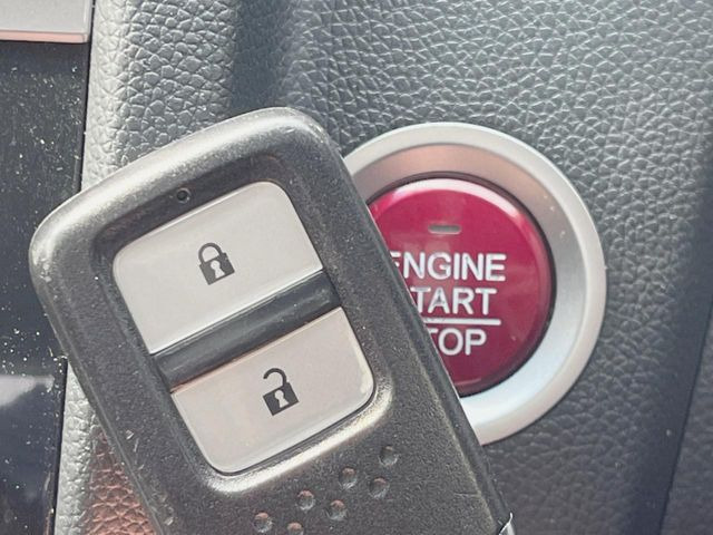 �yHonda�X�}�[�g�L�[�z�J�o����|�P�b�g�ɓ��ꂽ�܂܂ł��h�A�̎{���E�������\�ȃX�}�[�g�L�[�𑕔��B�G���W���̃I���E�I�t�����J�M�����o���K�v����������Ƃ��Ă��֗��ł���