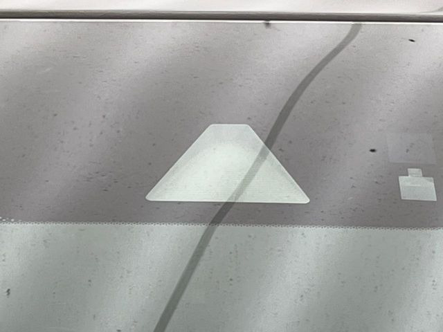 【ホンダセンシング】走行中に前方の車両等を認識し、衝突しそうな時は警報とブレーキで衝突回避と被害軽減をアシスト。より安全にドライブをお楽しみいただけます。