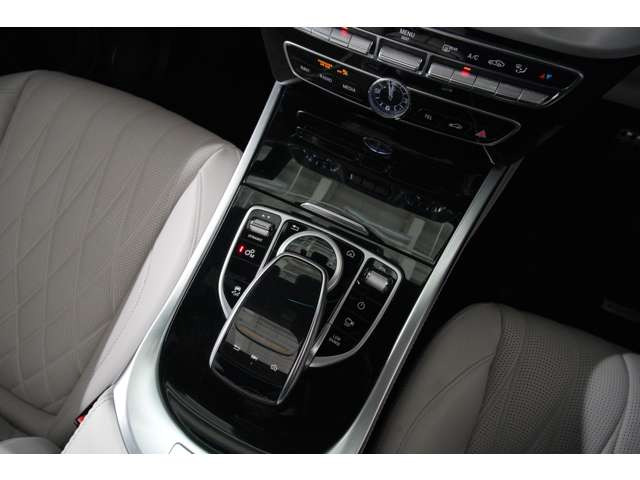 センターコンソールやダッシュボードも妥協することなく、拘った造りになっております。