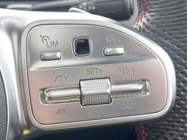 ●ディストロニックプラス:都市、郊外、高速道路などの走行時に、ステレオマルチパーパスカメラとレーダーセンサーにより、前走車を認識して速度に応じた車間距離を維持する次世代のクルコン!