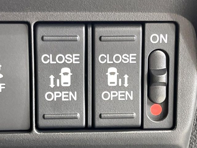 【両側パワースライドドア】スマートキーや運転席のスイッチで後席両側スライドドアの開閉が可能♪電動だから力を入れてドアを開ける必要が無く、小さなお子様でも簡単に開け閉めでき快適です♪