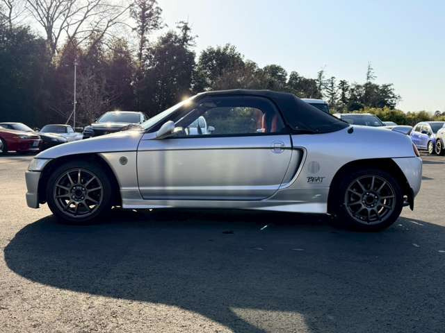 当店在庫は外装、内装クリーニング後に展示し、併せて事故修復歴の有無、メーター改ざん歴の有無も第三者機関による検査を全台実施しております。車検、整備、鈑金塗装も自社で対応できますのでご安心ください。