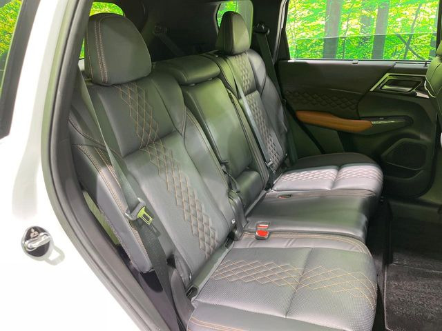後部座席も気になるようなキズ・汚れやへたり等、大きなダメージはなく、良好な状態です。