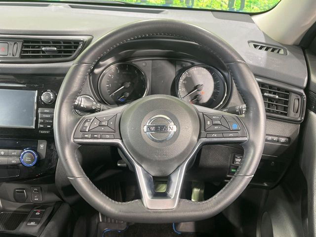 �C���e���A�ɍ��킹���f�U�C���̃X�e�A�����O�́A�^�]�������̂��Ƃ��l���A�^�]���₷���`��A�傫���ł��B�����x�A���ۂɐG���Ă��m���߂��������B
