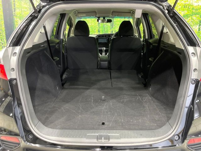 ���i�̂���������ʋ΁A���}���ɏ\���ȉ׎��X�y�[�X���m�ۂ��Ă���܂��B�Z�J���h�V�[�g��|���ƁA�傫�ȉו��̐ύڂ��\�ł���