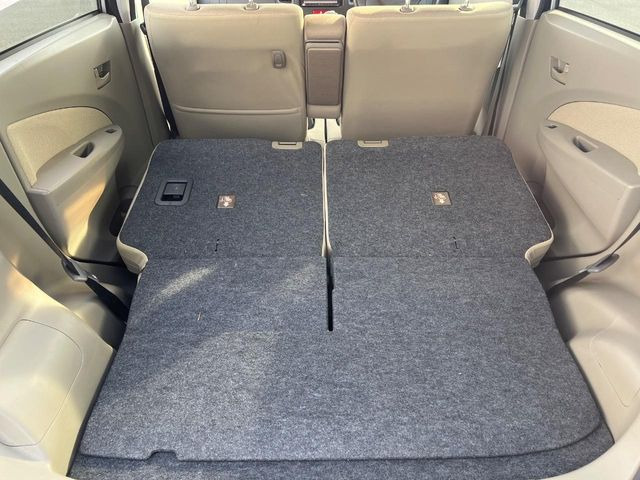 ���i�̂���������ʋ΁A���}���ɏ\���ȉ׎��X�y�[�X���m�ۂ��Ă���܂��B�Z�J���h�V�[�g��|���ƁA�傫�ȉו��̐ύڂ��\�ł���