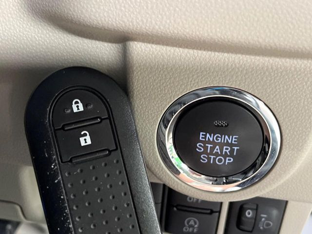 【キーフリーシステム】カバンやポケットに入れたままでもドアの施錠・解錠が可能なスマートキーを装備。エンジンのオン・オフ時もカギを取り出す必要が無いからとっても便利です♪