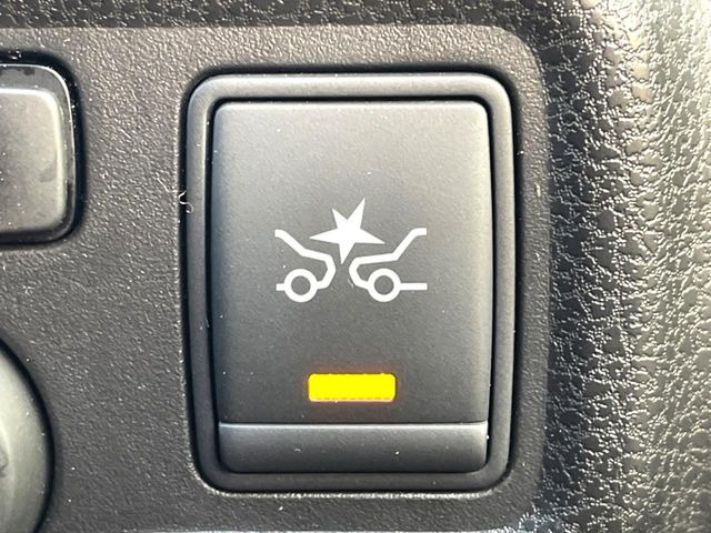 �y�G�}�[�W�F���V�[�u���[�L�z���s���ɑO���̎ԗ�����F�����A�Փ˂������Ȏ��͌x��ƃu���[�L�ŏՓˉ���Ɣ�Q�y�����A�V�X�g�B�����S�Ƀh���C�u�����y���݂��������܂��B