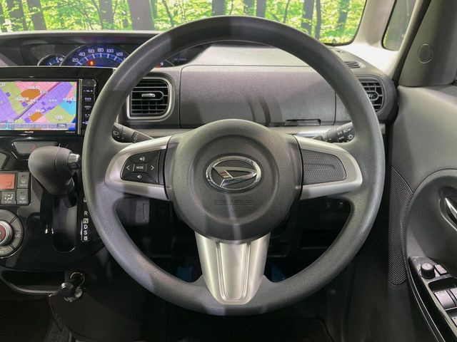 �C���e���A�ɍ��킹���f�U�C���̃X�e�A�����O�́A�^�]�������̂��Ƃ��l���A�^�]���₷���`��A�傫���ł��B�����x�A���ۂɐG���Ă��m���߂��������B