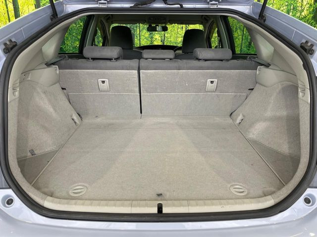 ���i�̂���������ʋ΁A���}���ɏ\���ȉ׎��X�y�[�X���m�ۂ��Ă���܂��B�Z�J���h�V�[�g��|���ƁA�傫�ȉו��̐ύڂ��\�ł���