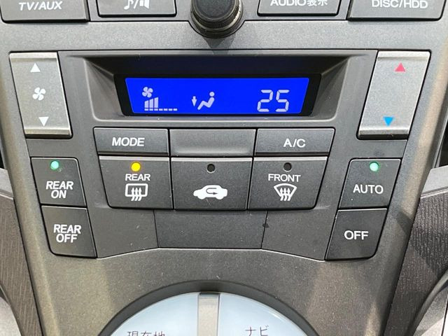 【オートエアコン】一度お好みの温度に設定すれば、車内の温度を検知し風量や温度を自動で調整。暑い&hellip;寒い&hellip;と何度もスイッチ操作をする必要はありません。快適な車内空間には必須の機能ですね♪