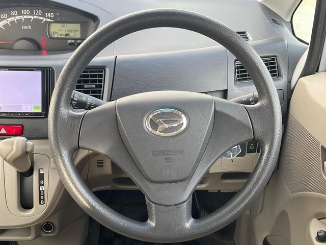 �C���e���A�ɍ��킹���f�U�C���̃X�e�A�����O�́A�^�]�������̂��Ƃ��l���A�^�]���₷���`��A�傫���ł��B�����x�A���ۂɐG���Ă��m���߂��������B