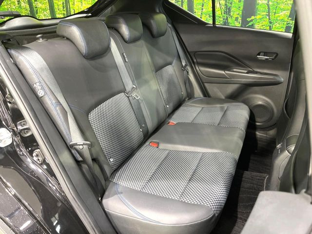 後部座席も気になるようなキズ・汚れやへたり等、大きなダメージはなく、良好な状態です。