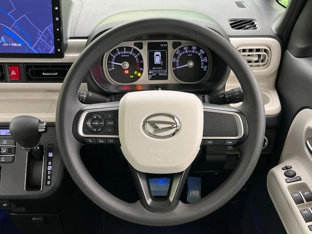 �C���e���A�ɍ��킹���f�U�C���̃X�e�A�����O�́A�^�]�������̂��Ƃ��l���A�^�]���₷���`��A�傫���ł��B�����x�A���ۂɐG���Ă��m���߂��������B