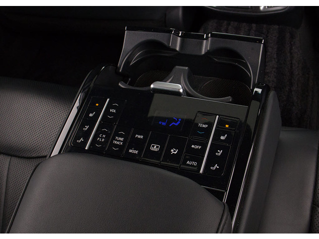 後席もVIP装備!後席センターコンソールの画像です!こちらのお車には、後席にもパワーシートが装備されています!更にオーディオなども後席から操作出来るなど豪華!ゲストに喜んで頂ける装備ですね!