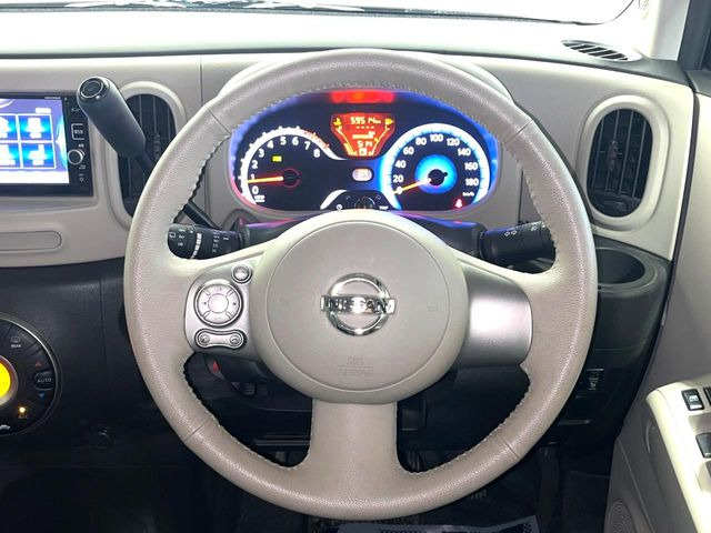 インテリアに合わせたデザインのステアリングは、運転される方のことも考え、運転しやすい形状、大きさです。是非一度、実際に触ってお確かめください。