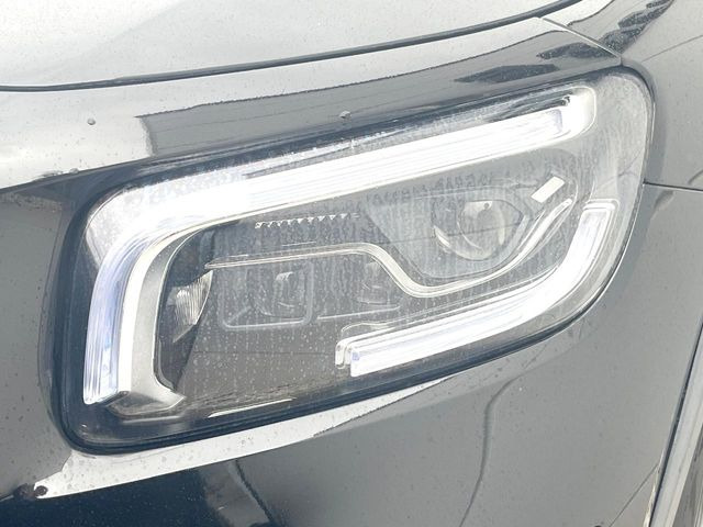 ●LEDヘッドライト:夜間走行時も良好な視界を確保し安心して運転できる高輝度LEDヘッドライトを装備!点灯速度が早く、消費電力も抑えられています。