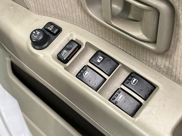 �y�d���i�[�~���[�z�T�C�h�~���[�͓d���i�[���ƂȂ��Ă���A�������ԏ�ł��L�Y�������X�N��}�����܂��B