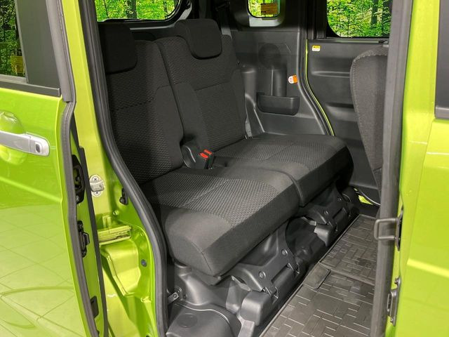 後部座席も気になるようなキズ・汚れやへたり等、大きなダメージはなく、良好な状態です。