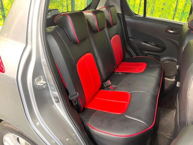 後部座席も気になるようなキズ・汚れやへたり等、大きなダメージはなく、良好な状態です。