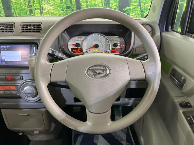 �C���e���A�ɍ��킹���f�U�C���̃X�e�A�����O�́A�^�]�������̂��Ƃ��l���A�^�]���₷���`��A�傫���ł��B�����x�A���ۂɐG���Ă��m���߂��������B