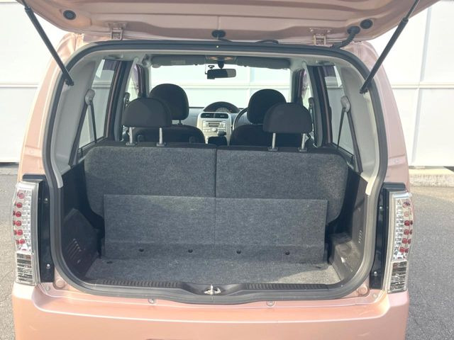 ���i�̂���������ʋ΁A���}���ɏ\���ȉ׎��X�y�[�X���m�ۂ��Ă���܂��B�Z�J���h�V�[�g��|���ƁA�傫�ȉו��̐ύڂ��\�ł���