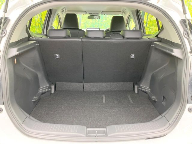 ���i�̂���������ʋ΁A���}���ɏ\���ȉ׎��X�y�[�X���m�ۂ��Ă���܂��B�Z�J���h�V�[�g��|���ƁA�傫�ȉו��̐ύڂ��\�ł���