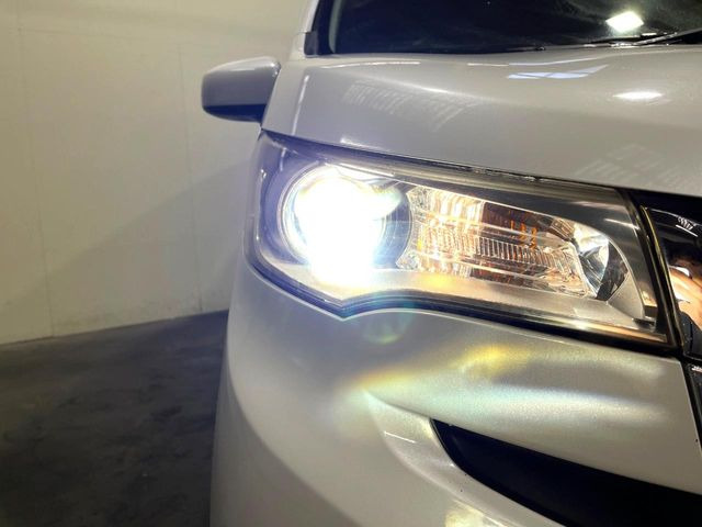 【HIDヘッドライト】非常に明るく前方を照らしてくれるので、悪天候や夜間の走行時も視界良好で安心してお乗りいただけます。