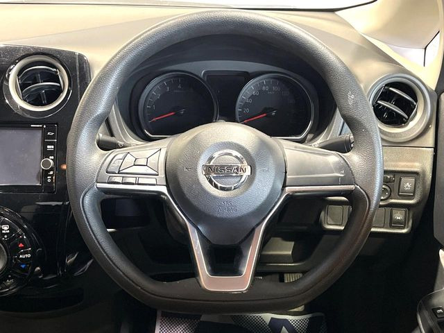 �C���e���A�ɍ��킹���f�U�C���̃X�e�A�����O�́A�^�]�������̂��Ƃ��l���A�^�]���₷���`��A�傫���ł��B�����x�A���ۂɐG���Ă��m���߂��������B