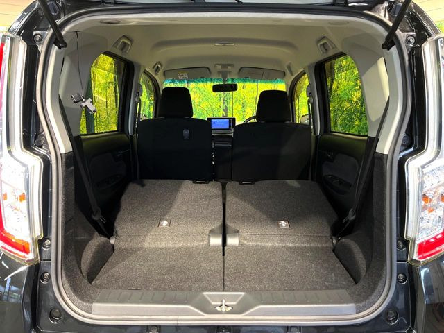 ���i�̂���������ʋ΁A���}���ɏ\���ȉ׎��X�y�[�X���m�ۂ��Ă���܂��B�Z�J���h�V�[�g��|���ƁA�傫�ȉו��̐ύڂ��\�ł���