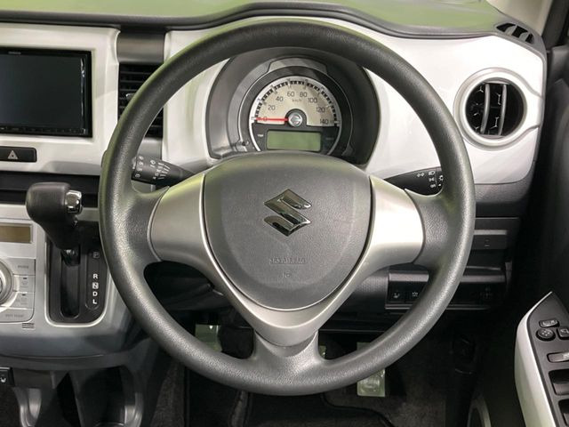�C���e���A�ɍ��킹���f�U�C���̃X�e�A�����O�́A�^�]�������̂��Ƃ��l���A�^�]���₷���`��A�傫���ł��B�����x�A���ۂɐG���Ă��m���߂��������B