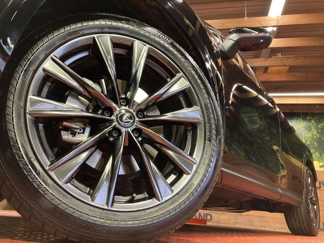 【純正20インチアルミホイール】外観にマッチした純正アルミホイールを装着しております。各種社外アルミホイールや、スタッドレスタイヤも取扱いしております。是非ご相談ください♪