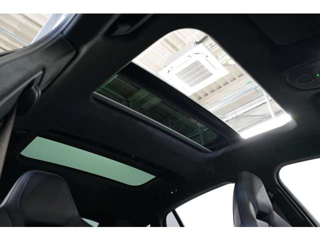 どんな状況でもパナメーラらしく走れるよう開発に6年を費やした高 額オプション「ポルシェアクティブライド」、エアサスと可変ダンパーにより極 上の乗り心地とパフォーマンスを発揮します。