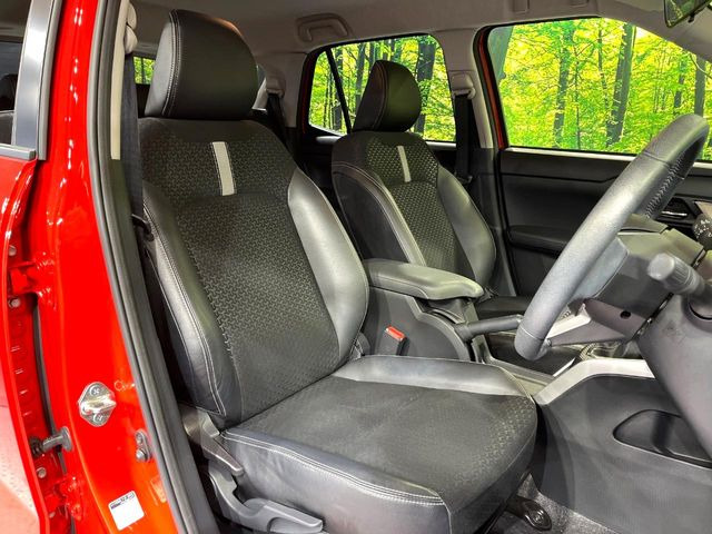 運転席まわりには十分なスペースがあり、大柄な方でもゆったり運転していただける環境です。