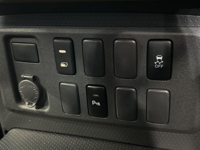 【クリアランスソナー】バンパーに付いたセンサーが障害物を検知!一定の距離に近づくとアラートで教えてくれます♪狭い駐車スペースや車庫入れ時も安心ですね☆