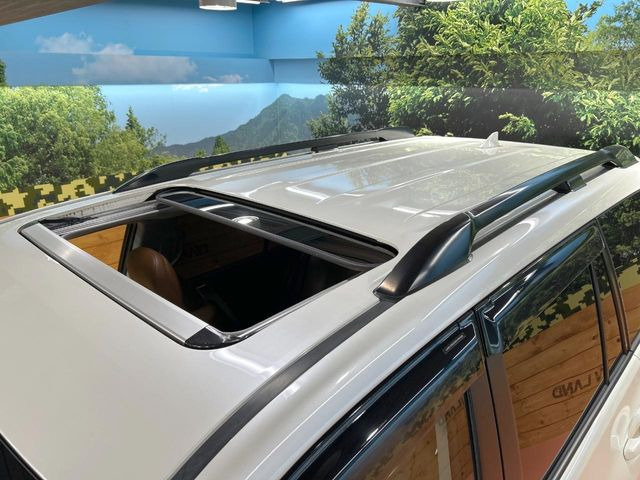 【サンルーフ】開放感たっぷりの希少装備、サンルーフが装着されています!車内に明かりを取り入れたり景色を楽しむ以外にも、車内の空気も簡単に換気できて快適です!