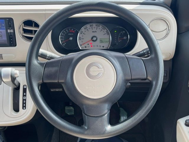 �C���e���A�ɍ��킹���f�U�C���̃X�e�A�����O�́A�^�]�������̂��Ƃ��l���A�^�]���₷���`��A�傫���ł��B�����x�A���ۂɐG���Ă��m���߂��������B