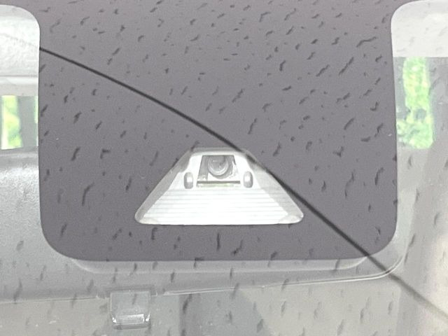 【スマートアシスト】走行中に前方の車両等を認識し、衝突しそうな時は警報とブレーキで衝突回避と被害軽減をアシスト。より安全にドライブをお楽しみいただけます。