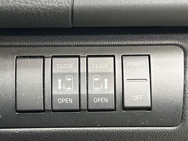 【両側パワースライドドア】スマートキーや運転席のスイッチで後席両側スライドドアの開閉が可能♪電動だから力を入れてドアを開ける必要が無く、小さなお子様でも簡単に開け閉めでき快適です♪