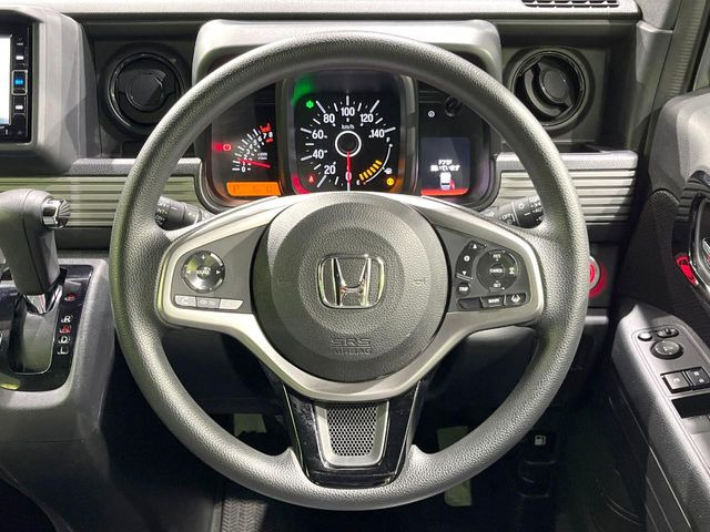 �C���e���A�ɍ��킹���f�U�C���̃X�e�A�����O�́A�^�]�������̂��Ƃ��l���A�^�]���₷���`��A�傫���ł��B�����x�A���ۂɐG���Ă��m���߂��������B