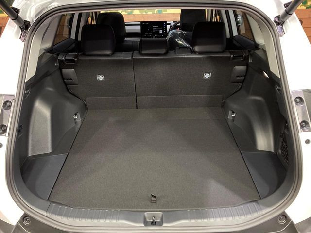 普段のお買い物や通勤、送迎等に十分な荷室スペースを確保しております。セカンドシートを倒すと、大きな荷物の積載も可能です♪