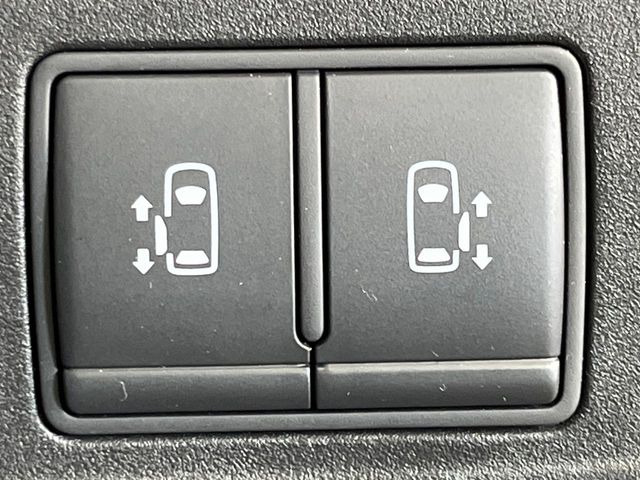 【ハンズフリー機能付き両側パワースライドドア】スライドドアの下に足先を入れてすぐ引くと、自動的にスライドドアが開閉します!荷物で両手がふさがった状態でも、ドアの開閉ができてとっても便利!